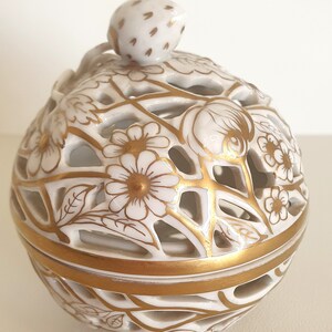 Herend Hand-painted Open-work Porcelain Bonbonniere. White and Gold with Strawberry Finial 1960s zdjęcie 2