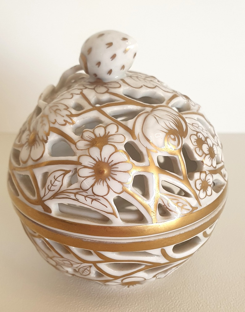 Herend Hand-painted Open-work Porcelain Bonbonniere. White and Gold with Strawberry Finial 1960s zdjęcie 2