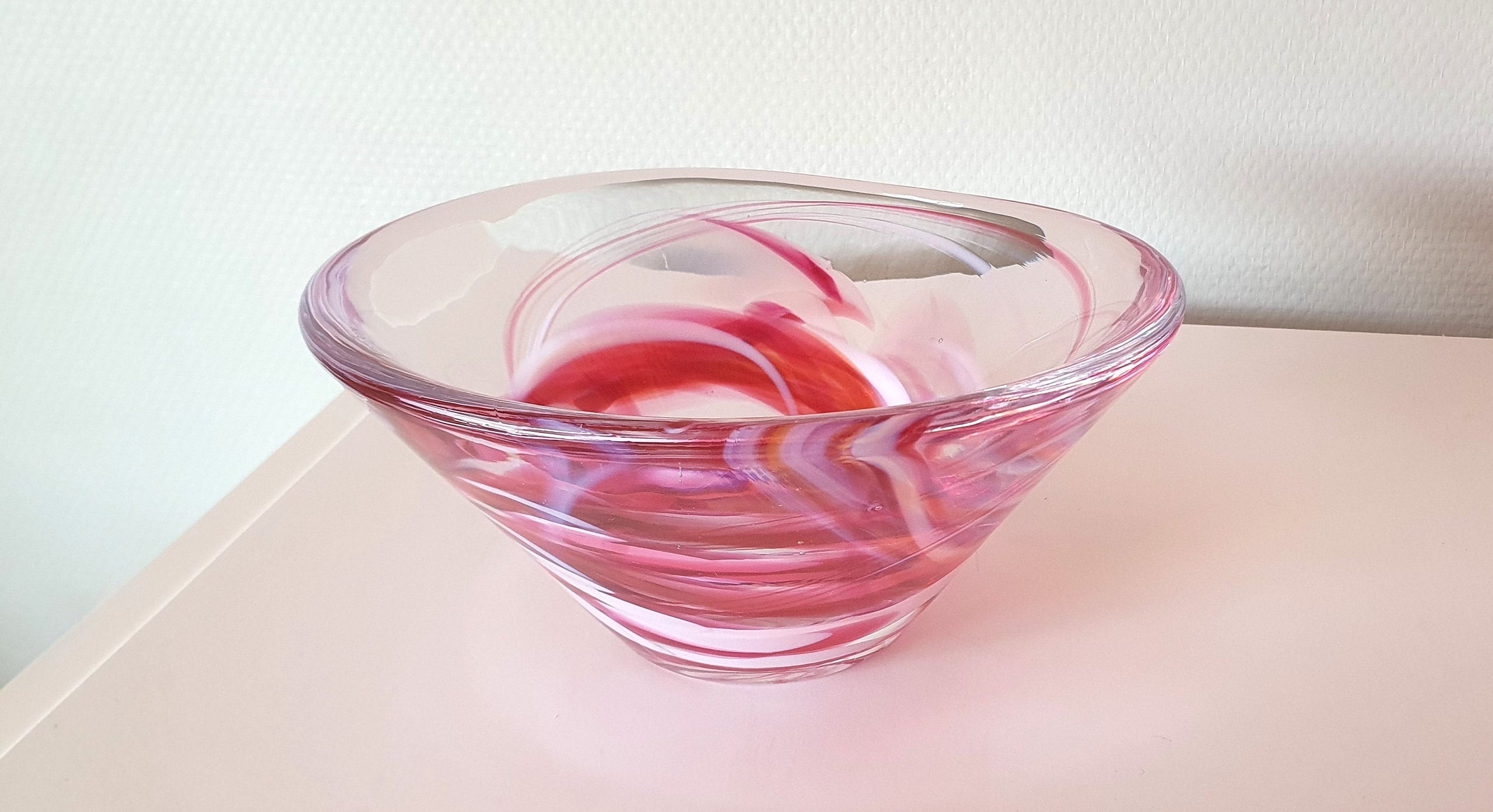 大勧め Kosta Boda Pink Swirl Glass Bowl by Anna Ehrner - Tempera 工芸品