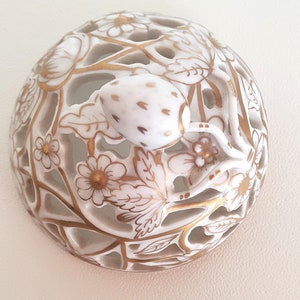 Herend Hand-painted Open-work Porcelain Bonbonniere. White and Gold with Strawberry Finial 1960s zdjęcie 6