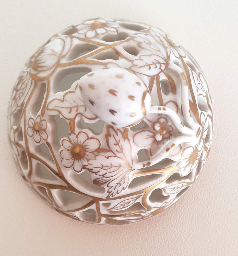 Herend Hand-painted Open-work Porcelain Bonbonniere. White and Gold with Strawberry Finial 1960s zdjęcie 6