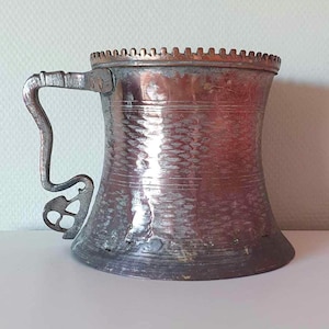 Vasija de cobre antigua hecha a mano - Oriente Medio, siglos XIX y XX