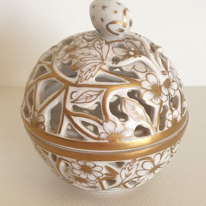 Herend Hand-painted Open-work Porcelain Bonbonniere. White and Gold with Strawberry Finial 1960s zdjęcie 4