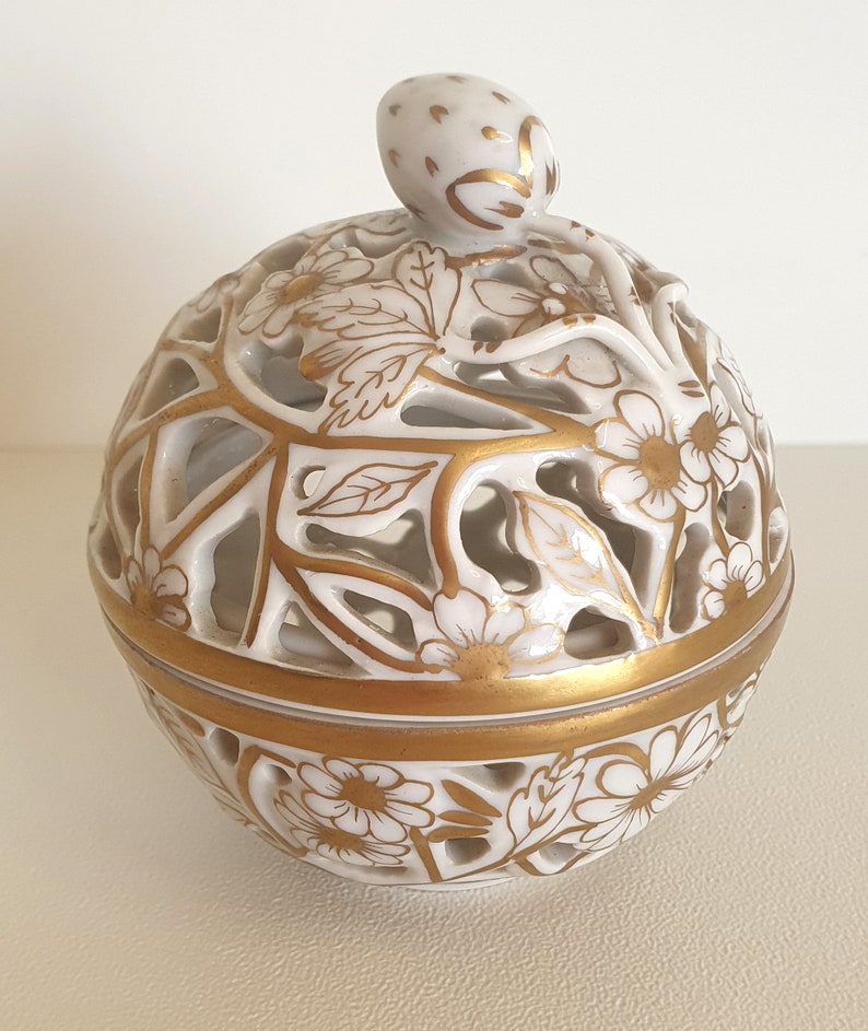 Herend Hand-painted Open-work Porcelain Bonbonniere. White and Gold with Strawberry Finial 1960s zdjęcie 4