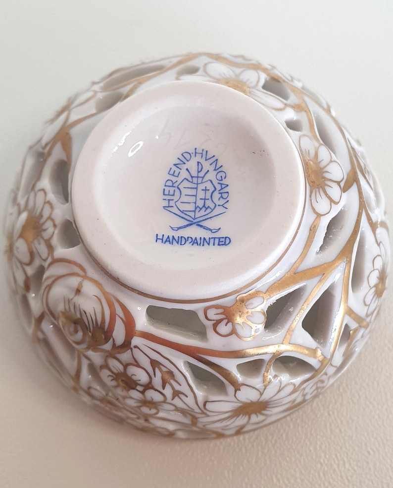 Herend Hand-painted Open-work Porcelain Bonbonniere. White and Gold with Strawberry Finial 1960s zdjęcie 8