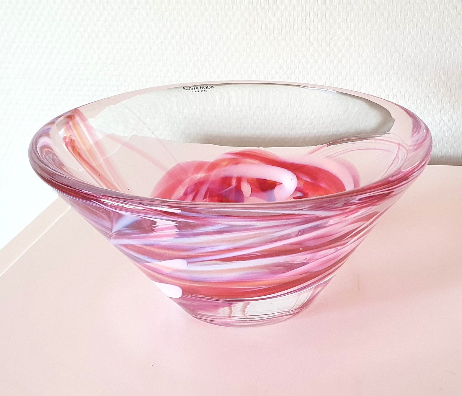 最大80％OFF - 『在庫ロス売買マーケット』 Kosta Boda Pink Swirl Glass Bowl by Anna Ehrner - Tempera 工芸品