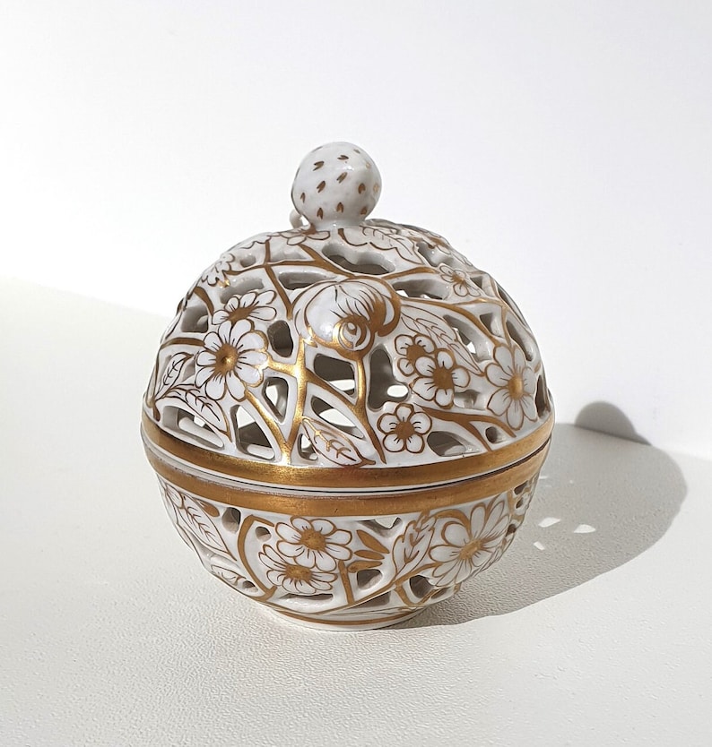 Herend Hand-painted Open-work Porcelain Bonbonniere. White and Gold with Strawberry Finial 1960s zdjęcie 1