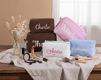 Borsa per cosmetici a nido d'ape personalizzata, borsa per il trucco con monogramma ricamato, borsa per il trucco da damigella d'onore, borsa per articoli da toeletta con nome personalizzato, guerriero del matrimonio, regalo di Natale