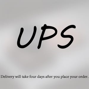 以下が含まれることがあります： ぼやけた明るい灰色の背景に、太字の黒い筆記体で「UPS」という単語が中央に配置されています。テキストの下には「ご注文後4日でお届けします」という文章があります。