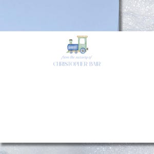 Biglietti d'auguri piatti personalizzati, perfetti per la cameretta dei bambini, con un trenino blu e verde. Il set da 10 include buste coordinate.