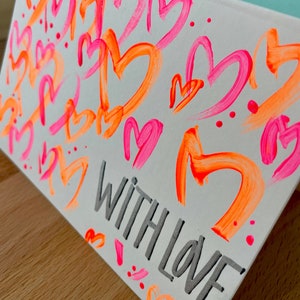 Karte für deinen Lieblingsmenschen - Grußkarte mit Liebe - silberfarbene Schrift "WITH LOVE" - selbstgemalte neon Herzen - mit Umschlag