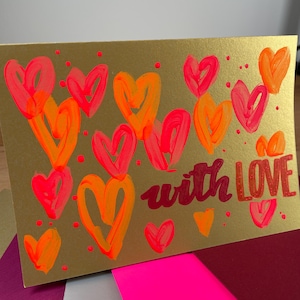 Karte für deinen Lieblingsmenschen - Goldene Grußkarte mit Liebe - Schrift "WITH LOVE" - selbstgemalte Karte mit neon Herzen - mit Umschlag