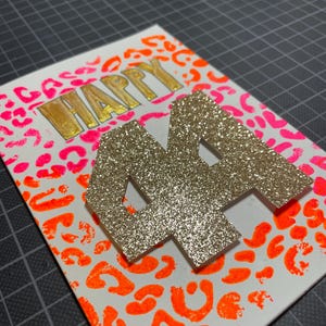 Personalisierte weiße Geburtstagskarte mit Geburtstagszahl in neon pink, neon orange und gold (Glitzer) - selbstgemalt – mit Umschlag