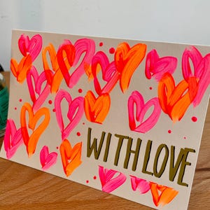 Karte für deinen Lieblingsmenschen - Grußkarte mit Liebe - goldene Schrift "WITH LOVE" - selbstgemalte Karte mit neon Herzen - mit Umschlag