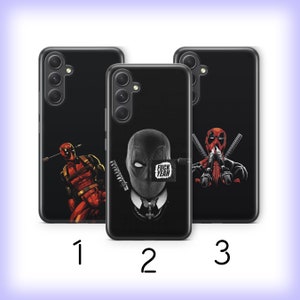 Puede incluir: Tres fundas de teléfono negras con diferentes diseños que presentan al personaje de Marvel Comics Deadpool. La primera funda muestra a Deadpool con un traje rojo y negro sosteniendo una espada. La segunda funda muestra la cabeza de Deadpool con un traje blanco y negro y un parche negro en el ojo. La tercera funda muestra a Deadpool con un traje rojo y negro sosteniendo una pistola y una espada. El texto "F**K YEAH" está en la segunda funda.