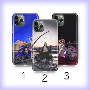 Könnte beinhalten: Drei verschiedene Handyhüllen mit Anime-inspirierten Designs. Die erste Hülle ist blau mit einem Motorrad und einer Frau in einem blauen Kleid. Die zweite Hülle ist schwarz mit einem Motorrad und einem Mann in einer schwarzen Jacke. Die dritte Hülle ist schwarz mit einem Motorrad und einer Frau in einem roten Kleid.