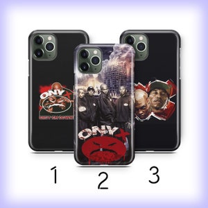 Peut inclure: Trois étuis de téléphone différents représentant un groupe de hip-hop Onyx en noir et rouge. Le premier étui porte le nom du groupe et les mots "Shut 'Em Down". Le deuxième étui porte le nom du groupe et un graphique rouge et noir d'un visage. Le troisième étui représente un groupe de membres du groupe en noir et rouge.