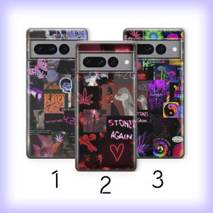 Könnte beinhalten: Drei Handyhüllen mit verschiedenen bunten Collage-Designs. Die erste Hülle hat ein pinkfarbenes und grünes Design mit dem Text "Puff Puff Pass" und "Be Good". Die zweite Hülle hat ein rotes und schwarzes Design mit dem Text "Stoned Again". Die dritte Hülle hat ein lilafarbenes und schwarzes Design mit dem Text "Le Happy" und "Blue Rollers".