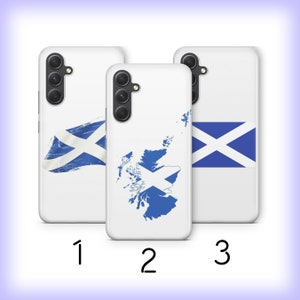 Może przedstawiać: Trzy białe etui na telefon z różnymi wzorami przedstawiającymi flagę Szkocji. Pierwsze etui ma wzór z wyblakłą flagą, drugie etui ma mapę Szkocji z nałożoną flagą, a trzecie etui ma wzór z pełną flagą.
