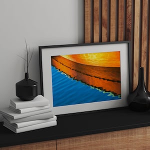 Blau Orange, druckbare abstrakte Kunst, Boot Spiegelung im Wasser, lebendige Wohnkultur Poster, Sommer Reise Bild, Nahaufnahme Details