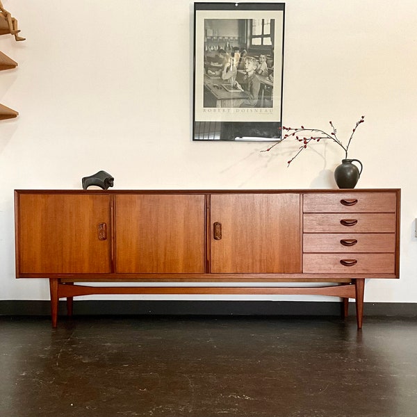 Crédence de buffet en teck XL vintage du milieu du siècle des années 1960 au design moderne scandinave danois, commode gracieuse des années 60 de style danois