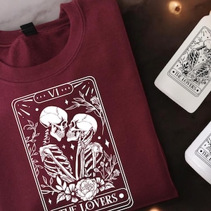 Valentinstag Bundle Frauen, The Lovers Tarot Card Shirt, Skeleton Lovers Shirt, Gothic Valentine Shirt, Paar passende Shirt, mystische Tee