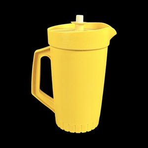Può includere: Una caraffa in plastica giallo brillante dotata di una robusta maniglia laterale, un beccuccio per versare e un coperchio giallo abbinato con un piccolo pomello cilindrico bianco al centro. La base presenta una serie di scanalature verticali.