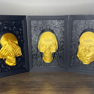 Trio van decoratieve schedels met reliëf - gotische muurkunst