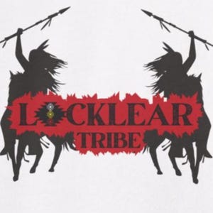 Puede incluir: Body de bebé blanco con un diseño gráfico negro. El diseño presenta dos figuras silueteadas sosteniendo lanzas sobre el texto "LOCKLEAR TRIBE" en rojo. El diseño tiene un tema tribal.