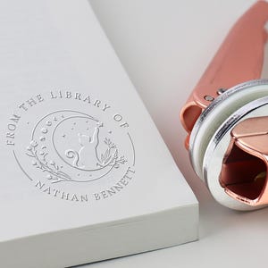 Embosseuse de livres personnalisée | Tampon personnalisé de la bibliothèque de livres | Embosseur pour bibliothèque | Ex Libris | Cadeau pour amoureux des livres | Cadeau de fin d'études