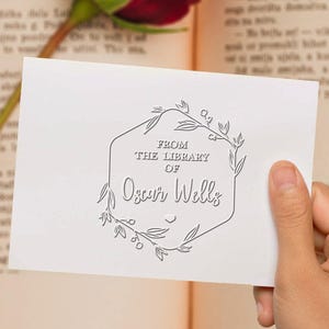 Personalisierter Buch Prägestempel - Hochzeitsprägestempel mit Monogramm - Initialen Prägestempel - Prägestempel für Bücherliebende