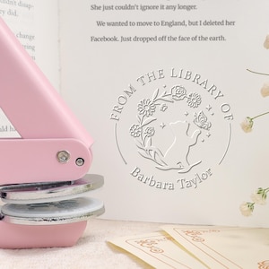 Grabador de libros personalizado de The Library of Book Stamp / Grabador de biblioteca / Ex Libris / Regalo para amantes de los libros / Regalo para ratones de biblioteca