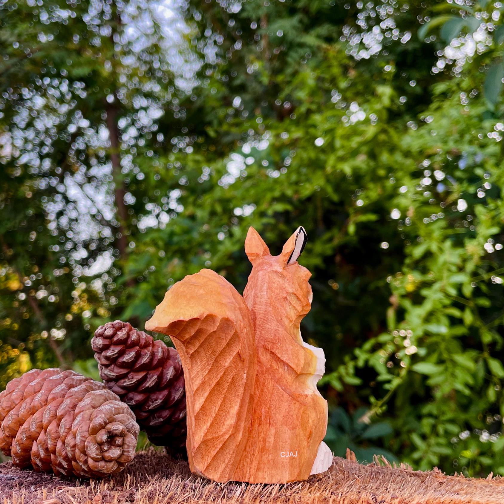 愛らしい癒しの手作り彫刻木製リスの置物、ユニークな素朴なバスウッド