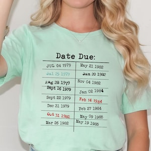Vintage bibliotheek regenboog T-shirt, terugkeer naar bibliotheekkaart boek vervaldatum shirt, lezer cadeau voor haar hem bibliothecaris leraar Engels ronde hals