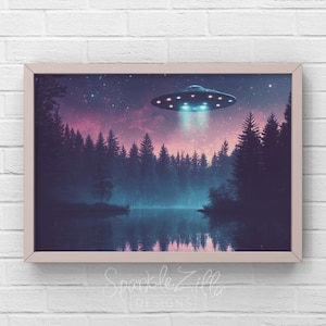 Könnte beinhalten: Ein digitaler Kunstdruck einer fliegenden Untertasse, die nachts über einem dunklen Wald und einem See schwebt. Der Himmel ist mit Sternen und einem rosa-violetten Schimmer gefüllt.