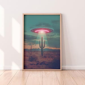 Retro UFO Kaktus Fotokunst | Arizona UFO Printable | Wanddekoration | Science-Fiction Kunst | Wüsten Kunst | Retro kosmische Kunst | Rosa UFO | Wüsten-UFOs