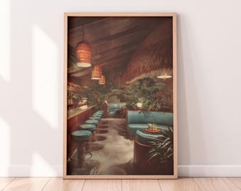 Può includere: Una stampa incorniciata di un interno di un bar tiki vintage. La scena presenta un lungo bancone con sgabelli turchesi, cabine turchesi e lussureggianti piante tropicali. Lampade a sospensione intrecciate pendono dal tetto di paglia. La stampa è in una cornice di legno.