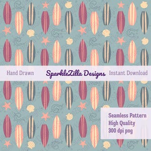 Op de afbeelding: Een naadloos patroon met surfplanken, zeeschelpen, zeesterren en golven in roze, beige en blauw. De tekst bevat "Hand Drawn", "SparkleZilla Designs" en "Instant Download".