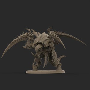 Peut inclure: Une figurine miniature non peinte de couleur brun clair représentant une créature à l'exosquelette segmenté, dotée d'une tête aux bords tranchants et de deux grands appendices incurvés et dentelés en forme de faux, sur un socle circulaire.