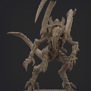 Peut inclure: Une figurine miniature non peinte de couleur beige représentant une créature à membres multiples avec un exosquelette segmenté, des griffes acérées et deux grands appendices incurvés en forme de faux sur le dos, sur un socle circulaire.