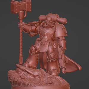 Puede incluir: Una figura en miniatura monocromática de color marrón rojizo de un guerrero con armadura futurista sobre una base rocosa. El guerrero viste una armadura pesada con un casco con forma de calavera, sostiene un martillo rectangular y una pistola.