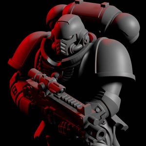 Puede incluir: Una figura de soldado con armadura gris en pose táctica, con casco con rejilla facial y una mochila grande. La figura sostiene un rifle con mira telescópica, iluminada por una luz roja intensa desde el lateral sobre un fondo de color negro.