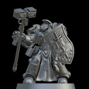 Op de afbeelding: Een grijs miniatuurfiguur van een zwaar gepantserde krijger die een grote rechthoekige hamer en een schild vasthoudt. Het schild is voorzien van reliëfmotieven van een boek, zwaard en schedels met de tekst KNIGHT MALLEUS ETERNAL FLAME IMPERATOR. Het pantser bevat beenplaten met de woorden CURSE en IMPERATOR.