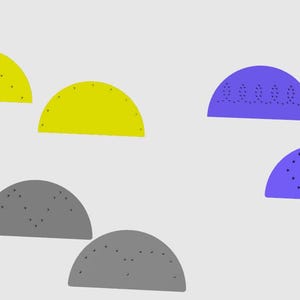 Puede incluir: Un conjunto de nueve objetos decorativos en forma de semicírculo. Tres son amarillos, tres son grises y tres son morados. Cada objeto tiene un patrón de pequeños puntos.