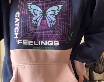 Sudadera reciclada / Sudadera con mariposas / Ropa de patchwork hecha a mano / Material sostenible de segunda mano / Regalo único
