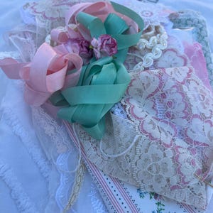 Kit de diário de lixo com curadoria de cores – Chenille vintage, renda, tecido e tesouros efêmeros