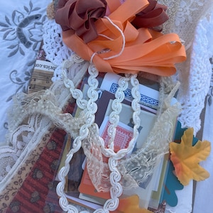 Kit de diário de lixo com curadoria de cores – Chenille vintage, renda, tecido e tesouros efêmeros