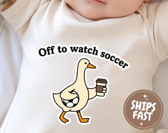 Off To Watch Soccer Baby Onesie®, Fotbollspappa Babybody, Rolig Goose Babybody, Fotbollsfanpresent, Nyfödd Sport-VM-outfit