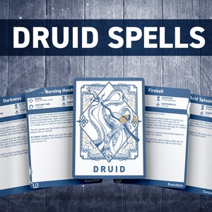 Può includere: Un set di carte blu e bianche con un'illustrazione stilizzata di un polpo sul davanti. Le carte sono etichettate "Druid Spells" e presentano i nomi di vari incantesimi, come "Darkness", "Burning Hands", "Fireball" e "Acid Splash".