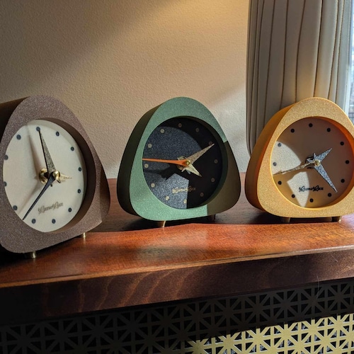 Horloge de bureau moderne du milieu du siècle - Pour les bureaux, les tables d'appoint et les étagères !